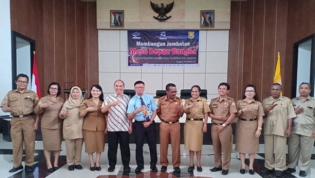 Foto bersama Pemerintah Kota Jayapura dan Pihak PT Penerbit Erlangga