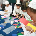 Dengan tekun mengikuti lomba membuat kartu Lebaran